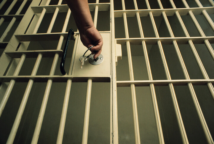 otwierani celi w więzieniu